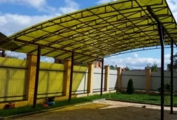 Односкатный навес элементами ковки