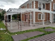 Навес вокруг дома с металлочерепицей