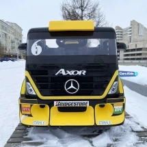 Электромобиль Mercedes-Benz Axor F Race с прицепом желтый