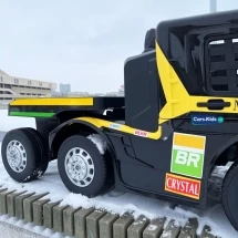 Электромобиль Mercedes-Benz Axor F Race с прицепом желтый