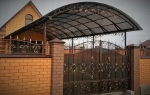 Арочный навес в частный сектор с ковкой