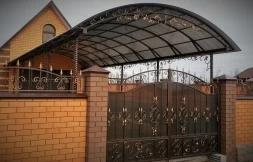 Арочный навес в частный сектор с ковкой