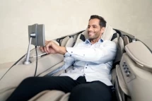Массажное кресло с искусственным интеллектом Skyliner 3, черно-белое