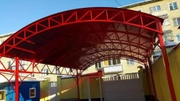 Арочный навес красного цвета для автомобилей
