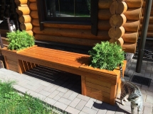 Скамейка с вазонами