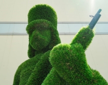 Топиари Гусар, Прицеливается - газон Deluxe