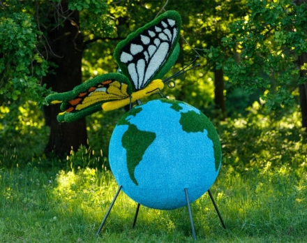Топиари композиция бабочка Махаон на земном шаре - газон Eco, фото 1