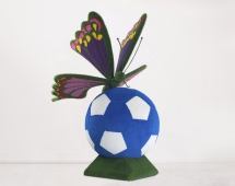 Топиари композиция Бабочка на футбольном мяче - газон Есо Топиари композиция Бабочка на футбольном мяче - газон Есо