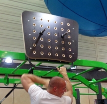 Скалодром с переставляемыми ручками-зацепами