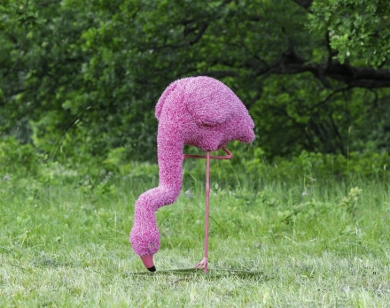 Топиари Фламинго розовый шея прямая, на водопое - газон Eco, фото 3