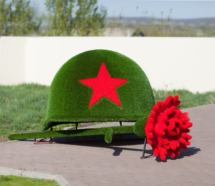 Топиари &quot;Солдатская каска с гвоздикой&quot;, фото 1